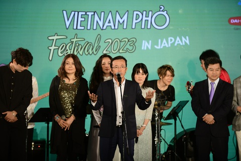 Phó tổng biên tập Trần Xuân Toàn, trưởng ban tổ chức phát biểu bế mạc-. Ông cho biết vô cùng tự hào và mãn nguyện khi mỗi ngày có hàng chục ngàn người đến với lễ hội phở mỗi ngày - Ảnh: QUANG ĐỊNH Phó tổng biên tập báo Tuổi Trẻ Trần Xuân Toàn, trưởng ban tổ chức Vietnam Phở Festival phát biểu bế mạc. Ông cho biết vô cùng tự hào và mãn nguyện khi mỗi ngày có hàng chục ngàn người đến với lễ hội phở
