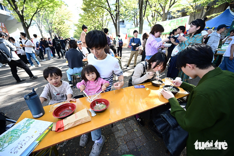 hực khách thưởng thức phở tại công viên Yoyogi, Tokyo, Nhật Bản sáng 7-10 - Ảnh: QUANG ĐỊNH Thực khách thưởng thức phở tại công viên Yoyogi, Tokyo, Nhật Bản sáng 7-10 - Ảnh: QUANG ĐỊNH