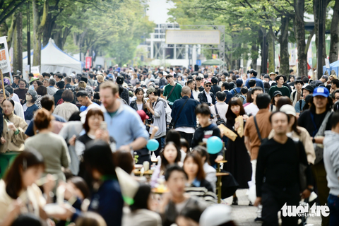 Thực khách thưởng thức phở tại công viên Yoyogi, Tokyo, Nhật Bản sáng 8-10 - Ảnh: QUANG ĐỊNH Thực khách tới công viên Yoyogi, Tokyo, Nhật Bản sáng 8-10, ngày thứ 2 của Vietnam Phở Festival - Ảnh: QUANG ĐỊNH