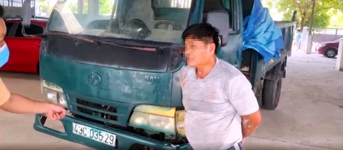 Xe tải hết kiểm định 9 năm vẫn lưu thông, thấy cảnh sát giao thông thì chạy bạt mạng - Ảnh 2. Ông D. và xe tải đã hết kiểm định... 9 năm - Ảnh: H.B.
