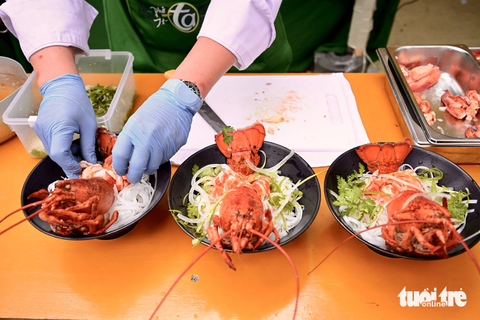 Phở Ta - Bình Tây Food trình diễn phở tôm hùm - Ảnh: QUANG ĐỊNH Trình diễn phở tôm hùm ở gian hàng Phở Ta - Phở Ta - Bình Tây Food hấp dẫn các thực khách. Tô phở với điểm nhấn nguyên con tôm hùm đem đến sự mới lạ, hiện đại trong món phở.
