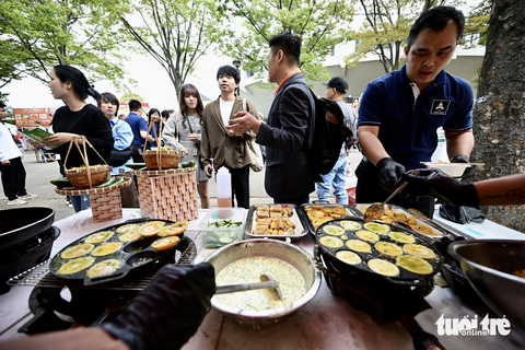 Thực khách thưởng thức phở tại công viên Yoyogi, Tokyo, Nhật Bản sáng 8-10 - Ảnh: QUANG ĐỊNH Ngoài món phở, các món bánh khọt, bánh xèo cũng được nhiều thực khách Nhật lựa chọn và kiên nhẫn xếp hàng chờ đến lượt