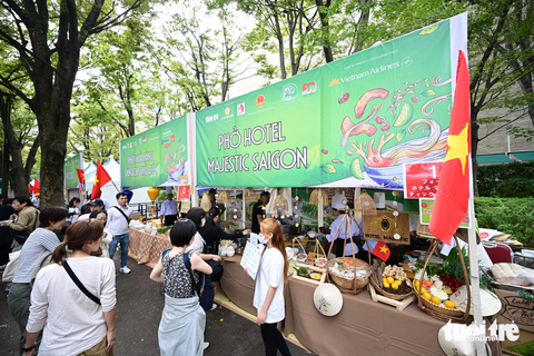 Thực khách thưởng thức phở tại công viên Yoyogi, Tokyo, Nhật Bản sáng 8-10 - Ảnh: QUANG ĐỊNH Thực khách thưởng thức phở tại công viên Yoyogi, Tokyo, Nhật Bản sáng 8-10