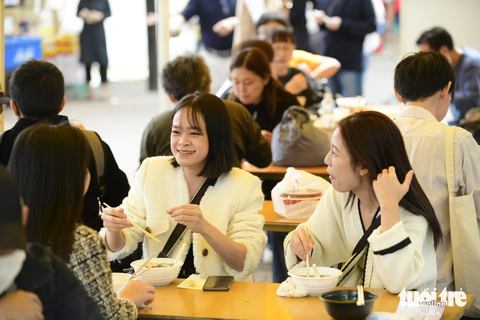 Nhóm bạn người Nhật ở Tokyo thưởng thức phở tại công viên Yoyogi sáng 8-10 - Ảnh: QUANG ĐỊNH Nhóm bạn người Việt ở Tokyo thưởng thức phở nóng và trò chuyện vui vẻ trong tiết trời mát mẻ. Nhiều thực khách tấm tắc khen phở ở lễ hội rất ngon và đậm vị.
