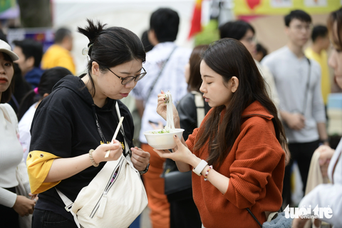 Thực khách thưởng thức phở tại công viên Yoyogi, Tokyo, Nhật Bản sáng 8-10 - Ảnh: QUANG ĐỊNH Thực khách thưởng thức phở tại công viên Yoyogi, Tokyo, Nhật Bản sáng 8-10 - Ảnh: QUANG ĐỊNH