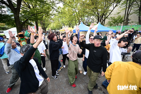 Khán giả cổ vũ nghệ sĩ trình diễn tại công viên Yoyogi, Tokyo, Nhật Bản sáng 8-10 - Ảnh: QUANG ĐỊNH Khán giả cổ vũ nghệ sĩ trình diễn tại công viên Yoyogi, Tokyo, Nhật Bản sáng 8-10