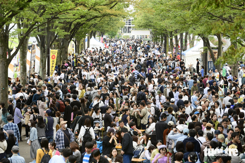 Thực khách thưởng thức phở tại công viên Yoyogi, Tokyo, Nhật Bản sáng 8-10 - Ảnh: QUANG ĐỊNH Ngày thứ hai của Vietnam Phở Festival, hàng chục ngàn người đã tới dự. Ngày 7-10 đã có 50.000 khách tham gia sự kiện này - Ảnh: QUANG ĐỊNH