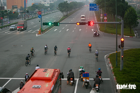 Bất bình với hình ảnh xe đạp vượt đèn đỏ, đi ngược chiều, tạt đầu ôtô - Ảnh 3. Trong khi mọi người dừng đèn đỏ thì một tốp người đi xe đạp vượt đèn tại giao lộ Phạm Văn Đồng - Hiệp Bình, TP Thủ Đức, TP.HCM