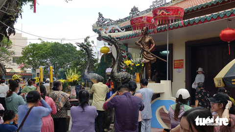 Tiệc chay ‘khổng lồ’ đãi khách thập phương nhân kỷ niệm 155 năm Nguyễn Trung Trực hy sinh - Ảnh 1. Đông đảo khách thập phương đến dâng hương, viếng bái nhân kỷ niệm 155 năm Anh hùng dân tộc Nguyễn Trung Trực hy sinh (1868-2023) - Ảnh: CHÍ CÔNG