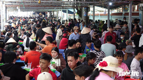 Tiệc chay ‘khổng lồ’ đãi khách thập phương nhân kỷ niệm 155 năm Nguyễn Trung Trực hy sinh - Ảnh 2. Hàng ngàn người dân đến dùng cơm chay miễn phí ở đền thờ Anh hùng dân tộc Nguyễn Trung Trực tại TP Rạch Giá, Kiên Giang - Ảnh: CHÍ CÔNG
