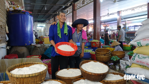 Tiệc chay ‘khổng lồ’ đãi khách thập phương nhân kỷ niệm 155 năm Nguyễn Trung Trực hy sinh - Ảnh 5. Các đầu bếp vui vẻ làm việc để nấu lên những bữa cơm chay miễn phí phục vụ bà con - Ảnh: CHÍ CÔNG