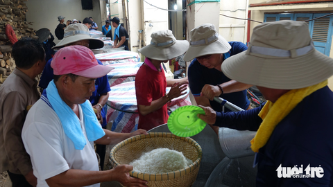 Tiệc chay ‘khổng lồ’ đãi khách thập phương nhân kỷ niệm 155 năm Nguyễn Trung Trực hy sinh - Ảnh 6. Mỗi ngày bếp ăn miễn phí của ông Hưởng nấu khoảng 25 thùng cơm (mỗi thùng nấu khoảng 100kg gạo) để đãi khách thập phương - Ảnh: CHÍ CÔNG