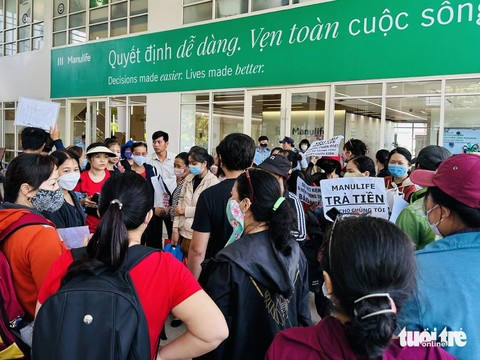 Bảo hiểm Manulife đồng loạt phát thư từ chối trả lại tiền, khách hàng không phục - Ảnh 1. Nhiều khách hàng phản ánh bị tư vấn mập mờ liên quan đến bảo hiểm nhân thọ Manulife bán qua SCB - Ảnh: BÔNG MAI
