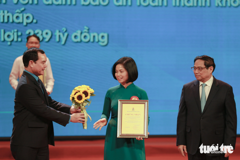 Thủ tướng Phạm Minh Chính và Chủ tịch Công đoàn Việt Nam Nguyễn Đình Khang trao thưởngcho 9 tác giả, nhóm tác giả có sáng kiến đặc biệt xuất sắc có giá trị làm lợi từ 100 tỉ đồng trở lên - Ảnh: HÀ QUÂN Thủ tướng Phạm Minh Chính và Chủ tịch Công đoàn Việt Nam Nguyễn Đình Khang trao thưởng cho các tác giả, nhóm tác giả có sáng kiến đặc biệt xuất sắc có giá trị làm lợi từ 100 tỉ đồng trở lên - Ảnh: HÀ QUÂN