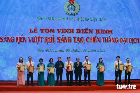 Các cá nhân, tập thể có sáng kiến hơn 100 tỉ đồng được Thủ tướng Phạm Minh Chính vinh danh - Ảnh: HÀ QUÂN Các cá nhân, tập thể có sáng kiến hơn 100 tỉ đồng được Thủ tướng Phạm Minh Chính vinh danh - Ảnh: HÀ QUÂN