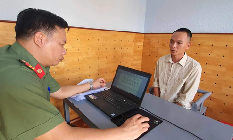 Hoàng Đình Nam (35 tuổi, trú tại xã Cư Yang, huyện Ea Kar, tỉnh Đắk Lắk) khai đã chế tạo 13 khẩu súng quân dụng trong năm 2023 - Ảnh: S.Đ. Hoàng Đình Nam (35 tuổi, trú tại xã Cư Yang, huyện Ea Kar, tỉnh Đắk Lắk) khai đã độ chế 13 khẩu súng quân dụng trong năm 2023 - Ảnh: S.Đ.