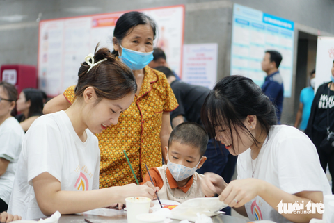 Ngày hội hiến tóc còn là nơi để các bệnh nhi được vẽ tranh, sâu vòng - Ảnh: NGUYỄN HIỀN Ngày hội hiến tóc còn là nơi để các bệnh nhi được vẽ tranh, xâu vòng - Ảnh: NGUYỄN HIỀN