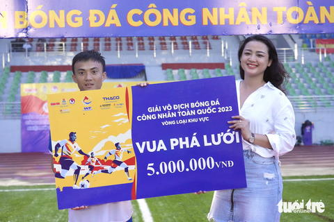 Công đoàn Dầu khí Việt Nam vô địch Giải bóng đá công nhân toàn quốc khu vực TP.HCM - Ảnh 7. Nguyễn An Ninh nhận giải thưởng "Vua phá lưới" - Ảnh: HỮU HẠNH