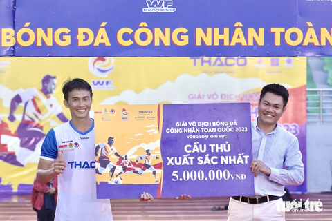 Công đoàn Dầu khí Việt Nam vô địch Giải bóng đá công nhân toàn quốc khu vực TP.HCM - Ảnh 8. Đào Trung Hiếu (trái) với giải thưởng "Cầu thủ xuất sắc nhất" - Ảnh: HỮU HẠNH