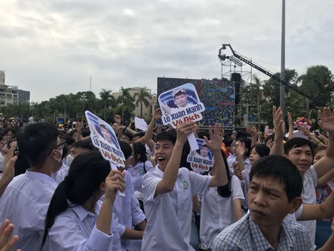 Các bạn học sinh Trường THPT Hàm Rồng, TP Thanh Hóa cổ vũ cho em Lê Xuân Mạnh tại đầu cầu truyền hình ở quảng trường Lam Sơn - Ảnh: HÀ ĐỒNG Các bạn học sinh Trường THPT Hàm Rồng, TP Thanh Hóa cổ vũ cho Lê Xuân Mạnh tại đầu cầu truyền hình ở quảng trường Lam Sơn - Ảnh: HÀ ĐỒNG