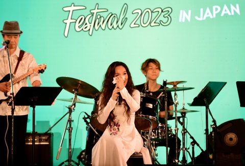 Vietnam Phở Festival chia tay Tokyo với thành công rực rỡ, hẹn sớm gặp lại - Ảnh 2. Hiền Thục và khán giả đều cảm động với ca khúc "Nhật ký của mẹ"