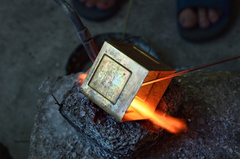 Những sản phẩm quà lưu niệm được nung, chạm trổ công phu Những sản phẩm quà lưu niệm được nung, chạm trổ công phu