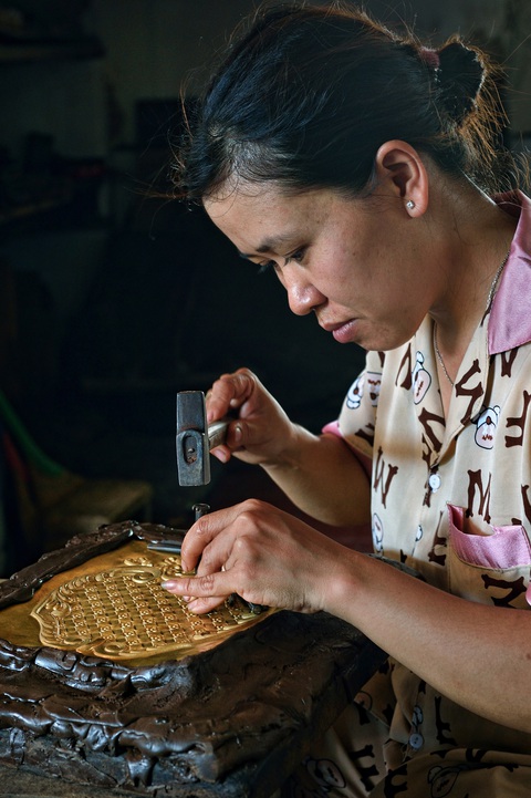 Chị Phương gắn bó với nghề chạm trổ trên 20 năm từ “lò” đào tạo của cựu binh Đinh Quang Thắng Chị Phương gắn bó với nghề chạm trổ trên 20 năm từ “lò” đào tạo của cựu binh Đinh Quang Thắng