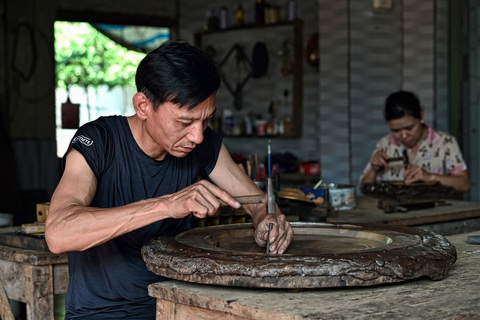 Đội ngũ chạm bạc tay nghề giỏi đã tạo ra những sản phẩm chất lượng cao được khách hàng ưa chuộng Đội ngũ chạm bạc tay nghề giỏi đã tạo ra những sản phẩm chất lượng cao được khách hàng ưa chuộng