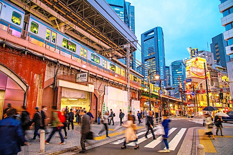 Cửa ga Shimbashi lâu đời ở Tokyo với hậu cảnh phố nhậu “gầm đường tàu” và cao ốc văn phòng, thương mại quanh ga - Ảnh: Pixta.jp Cửa ga Shimbashi lâu đời ở Tokyo với hậu cảnh phố nhậu “gầm đường tàu” và cao ốc văn phòng, thương mại quanh ga - Ảnh: Pixta.jp