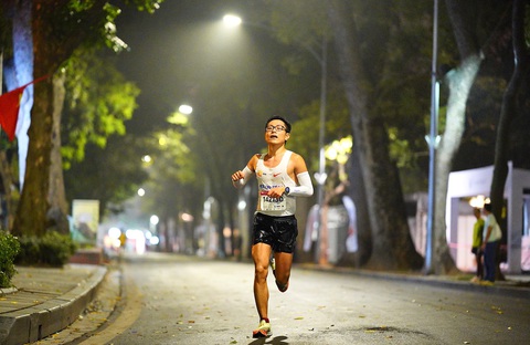 Đào Bá Thành: Chàng sinh viên nghèo trở thành ‘hiện tượng’ marathon - Ảnh 1. Đào Bá Thành tham dự một giải marathon - Ảnh: TRẦN DOANH