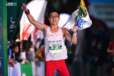 Đào Bá Thành: Chàng sinh viên nghèo trở thành ‘hiện tượng’ marathon - Ảnh 3. Đào Bá Thành đứng thứ tư cự ly marathon tại giải đấu VPIM ngày 8-10 ở Hà Nội - Ảnh: VPIM