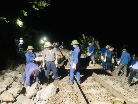 Thông tuyến đường sắt Hà Nội - Lào Cai sau 2 ngày ách tắc - Ảnh 1. Công nhân đường sắt làm việc xuyên ngày đêm để thông tuyến đường sắt Hà Nội - Lào Cai sau 2 ngày ách tắc - Ảnh: ĐSVN