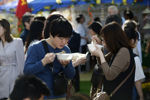 Thực khách thưởng thức phở tại công viên Yoyogi, Tokyo, Nhật Bản sáng 7-10 - Ảnh: QUANG ĐỊNH Thực khách đứng ăn phở tại công viên Yoyogi, Tokyo, Nhật Bản sáng 7-10 - Ảnh: QUANG ĐỊNH