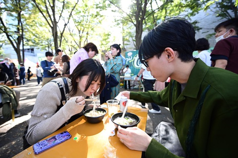 Thực khách thưởng thức phở tại công viên Yoyogi, Tokyo, Nhật Bản sáng 7-10 - Ảnh: QUANG ĐỊNH Thực khách Nhật hút phở như ăn các món mì truyền thống của Nhật - Ảnh: QUANG ĐỊNH