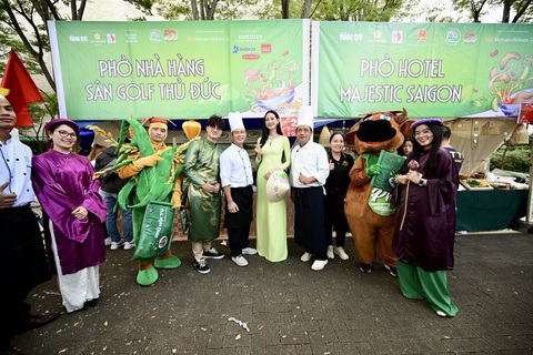 Vietnam Phở Festival 2023. Thực khách thưởng thức phở tại công viên Yoyogi, Tokyo, Nhật Bản sáng 8-10 - Ảnh: QUANG ĐỊNH Hoa hậu Liên lục địa Lê Nguyễn Bảo Ngọc, đại sứ của chương trình, cùng blogger Nguyễn Kỳ Vĩ