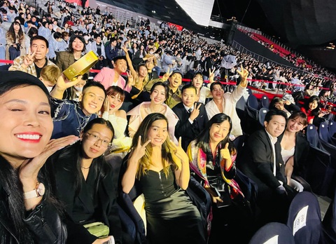 Ê kíp Hành trình kỳ thú chụp ảnh cùng giải thưởng trong khuôn khổ Liên hoan phim Busan tối 8-10 - Ảnh: Facebook Ngô Thị Bích Hiền Ê kíp Hành trình kỳ thú chụp ảnh cùng giải thưởng trong khuôn khổ Liên hoan phim Busan tối 8-10 - Ảnh: Facebook Ngô Thị Bích Hiền