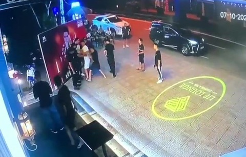 Bắt giữ nghi phạm đâm chết nam thanh niên tại quán bia ở TP Thanh Hóa - Ảnh 1. Hiện trường vụ án mạng tại một quán bia ở phường Quảng Tâm, TP Thanh Hóa rạng sáng 7-10 - Ảnh cắt từ video của camera an ninh