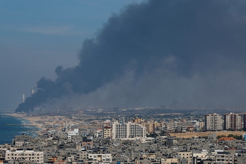 Chuyên gia quốc tế nói gì về xung đột Hamas - Israel? - Ảnh 1. Khói bốc lên từ phía Israel sau khi Hamas tấn công hôm 7-10 - Ảnh: REUTERS