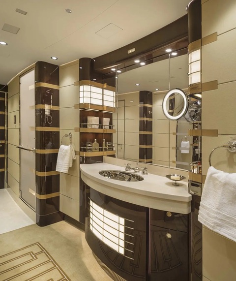Khám phá máy bay tư nhân lớn nhất thế giới được nhiều chính phủ và giới 'thượng tầng' sử dụng - Ảnh 5. Phòng tắm chính có khu vực tắm đứng với vòi hoa sen, cũng như bàn trang điểm hoàn chỉnh với gương và bồn rửa - Ảnh: Cabinet Alberto Pinto