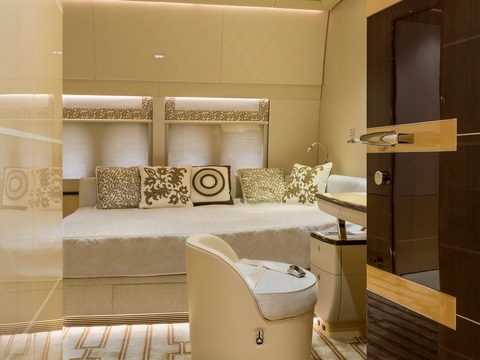 Khám phá máy bay tư nhân lớn nhất thế giới được nhiều chính phủ và giới 'thượng tầng' sử dụng - Ảnh 7. Với một chiếc máy bay khổng lồ, có khá nhiều phòng ngủ cho khách - Ảnh: Cabinet Alberto Pinto