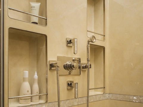 Khám phá máy bay tư nhân lớn nhất thế giới được nhiều chính phủ và giới 'thượng tầng' sử dụng - Ảnh 6. Vòi hoa sen cho phép chủ máy bay đi vòng quanh thế giới mà vẫn có thể đi thẳng đến các cuộc họp trong trạng thái tốt nhất. Rất ít máy bay thương mại có phòng tắm vòi hoa sen. Tiện nghi này là điểm nhấn quan trọng cho các máy bay riêng của Boeing và Airbus - Ảnh: Cabinet Alberto Pinto