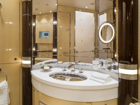 Khám phá máy bay tư nhân lớn nhất thế giới được nhiều chính phủ và giới 'thượng tầng' sử dụng - Ảnh 8. Những phòng này cũng có phòng tắm riêng được trang bị đầy đủ tiện nghi - Ảnh: Cabinet Alberto Pinto