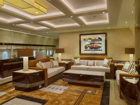 Khám phá máy bay tư nhân lớn nhất thế giới được nhiều chính phủ và giới 'thượng tầng' sử dụng - Ảnh 16. Trung tâm máy bay là phòng khách ở tầng chính với ba chiếc ghế dài, một bàn cà phê và trần nhà hình vòm. Đây là không gian lý tưởng để tổ chức các cuộc họp, làm việc, thưởng thức đồ uống sau bữa tối hoặc chỉ đơn giản là thư giãn trên chuyến bay đường dài - Ảnh: Cabinet Alberto Pinto