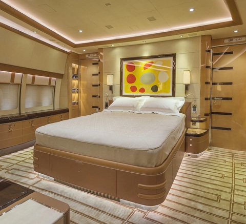 Khám phá máy bay tư nhân lớn nhất thế giới được nhiều chính phủ và giới 'thượng tầng' sử dụng - Ảnh 3. Cabin máy bay được chia thành các dãy phòng được trang trí công phu, bao gồm phòng ngủ, phòng khách, phòng ăn, sảnh, phòng tắm. Phòng ngủ chính nằm ở mũi máy bay, ngay sau buồng lái. Mũi máy bay là không gian riêng tư nhất và yên tĩnh nhất, vì xa động cơ nhất. Phòng ngủ có một chiếc giường lớn, bên dưới là ngăn kéo đựng đồ - Ảnh: Cabinet Alberto Pinto