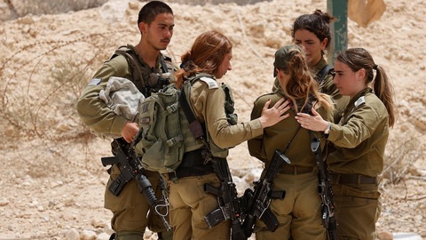 Binh lính Israel tưởng niệm đồng đội đã mất sau cuộc đụng độ với nhân viên an ninh Ai Cập hồi tháng 6-2023 - Ảnh: AFP Binh lính Israel tưởng niệm đồng đội đã mất sau cuộc đụng độ với nhân viên an ninh Ai Cập hồi tháng 6-2023 - Ảnh: AFP