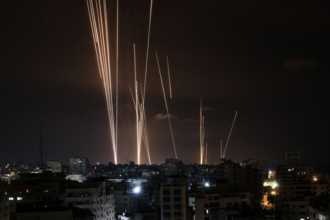 Tên lửa của nhóm vũ trang Hamas bắn vào Israel ngày 7-10 - Ảnh: AFP Tên lửa của nhóm vũ trang Hamas bắn vào Israel ngày 7-10 - Ảnh: AFP