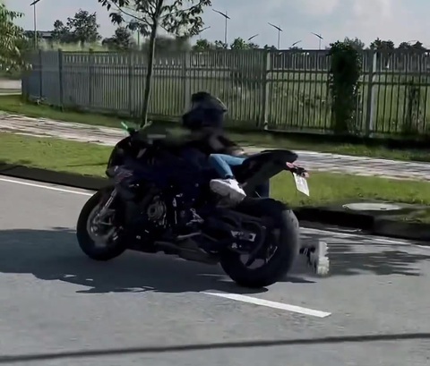 Xác minh video 'người mẫu ảnh' chạy mô tô thả hai tay ở Thủ Thiêm - Ảnh 3. Video người này đăng tải bị té xe mô tô là đoạn đường nằm trong Khu công nghệ cao - Ảnh cắt từ video