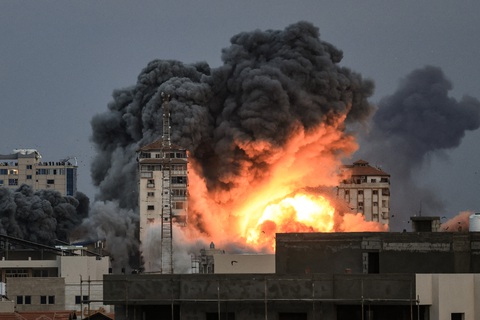 Tòa nhà ở Gaza trúng tên lửa do Israel đáp trả, ngày 7-10 - Ảnh: AFP Tòa nhà ở Gaza trúng tên lửa do Israel đáp trả, ngày 7-10 - Ảnh: AFP
