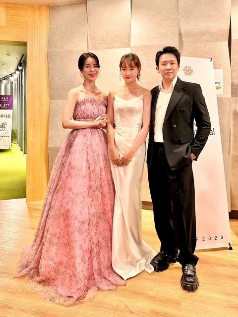 Trấn Thành, Hari Won chụp ảnh cùng Lim Ji Yeon, nữ diễn viên nổi tiếng với The Glory và cũng chiến thắng trong đêm trao giải - Ảnh: Facebook Trấn Thành Trấn Thành, Hari Won chụp ảnh cùng Lim Ji Yeon, nữ diễn viên nổi tiếng với The Glory và cũng chiến thắng trong đêm trao giải - Ảnh: Facebook Trấn Thành