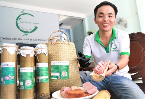 Tay ngang khởi nghiệp chả ống tre - Ảnh 1. Anh Trương Thanh Hiên giới thiệu các loại chả ống tre thân thiện môi trường của mình - Ảnh: ĐOÀN NHẠN